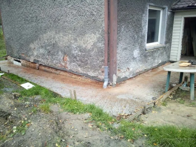 kompleksowe-osuszanie-i-izolowanie-budynkow-drenaz-i-iniekcja-85874-katowice-foto.webp