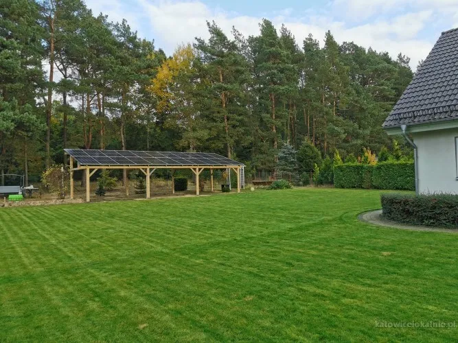 Drewniana wiata fotowoltaiczna