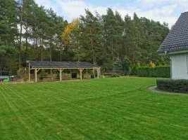 Drewniana wiata fotowoltaiczna